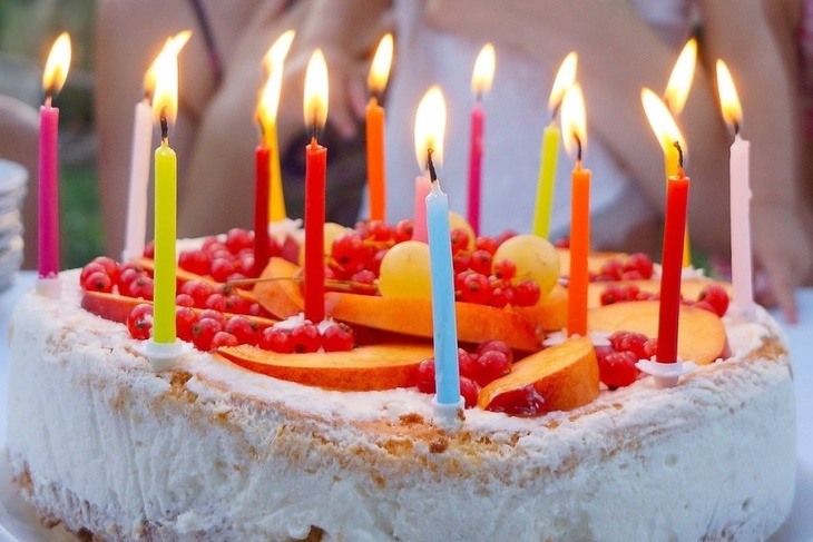 Праздник детства: большинство россиян ненавидят день рождения, но накрывают стол на 20 тысяч рублей