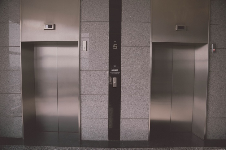 Эксперт объяснил, от поездки в каком лифте лучше отказаться