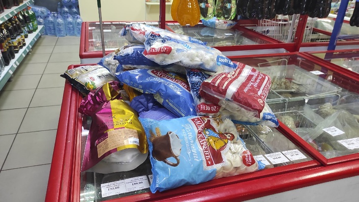 В Воронеже мужчина избил активистку из-за просроченных на 1,5 года пельменей: видео