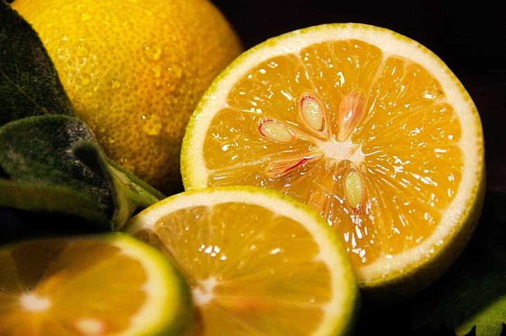 Диетолог Круглова объяснила, кому опасно есть лимоны