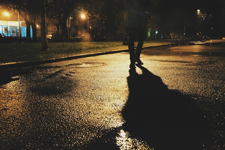 «Будут обратные иски»: эксперты рассказали, нужно ли пешеходам светиться в темноте