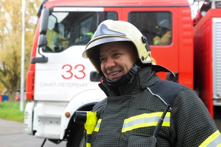 Пожарный из Петербурга полтора часа успокаивал шестилетнего мальчика на балконе: видео