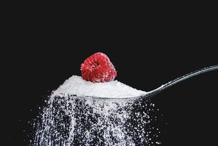 Диетолог Соломатина объяснила, почему сахар резко ускоряет старение