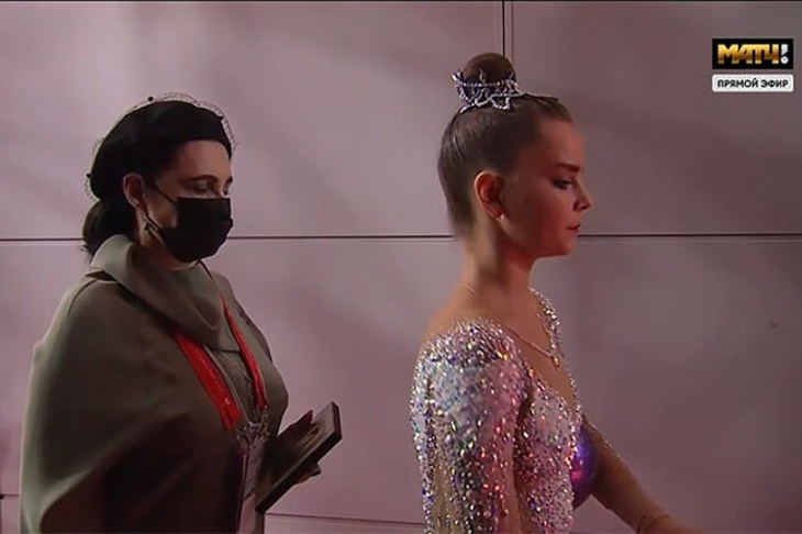 Не выпуская икону: Винер-Усманова благословила сестер Авериных перед чемпионатом мира