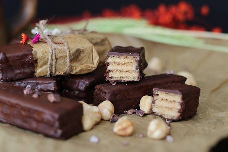 «Разрушают сосуды»: диетолог рассказала о вреде шоколадных батончиков