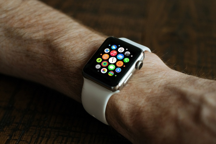 Дорого и бесполезно: названа цена на новые Apple Watch 7 в России