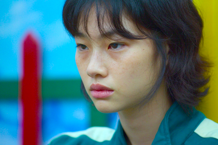 Звезда «Игры в кальмара» Хо Ен Чон показала, как повторить ее макияж: видео