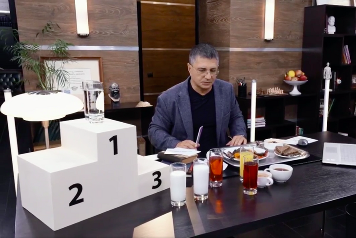 Грозит онкологией: Мясников назвал самый опасный для здоровья напиток