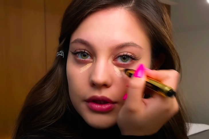 Дилара Зинатуллина показала, как повторить ее фирменный макияж Дилара Зинатуллина показала, как повторить ее фирменный макияж