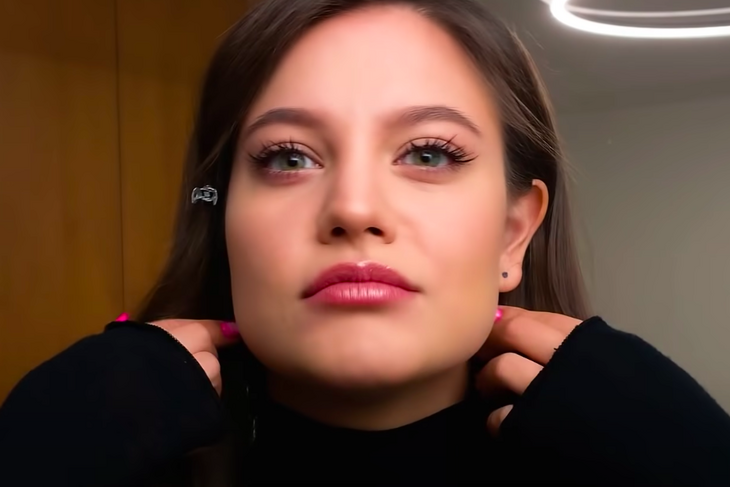 Дилара Зинатуллина показала, как повторить ее фирменный макияж Дилара Зинатуллина показала, как повторить ее фирменный макияж