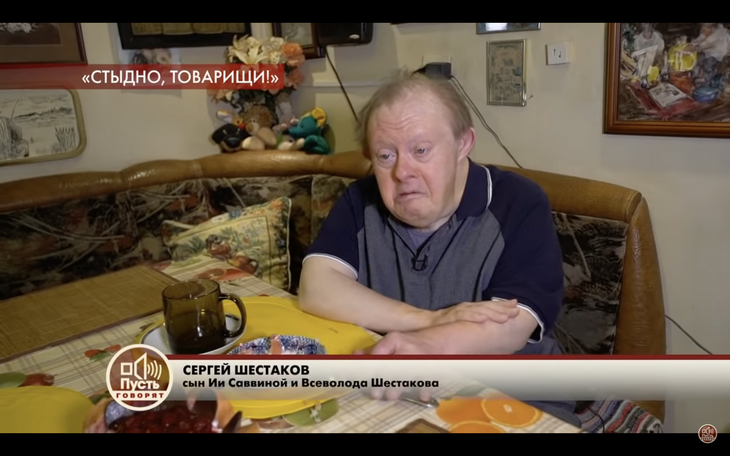 «Врачи уговаривали оставить в детдоме»: умер «особенный» сын Ии Саввиной