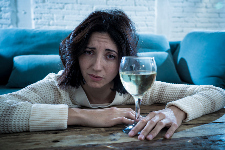 Диетолог рассказал, как алкоголь убивает красоту