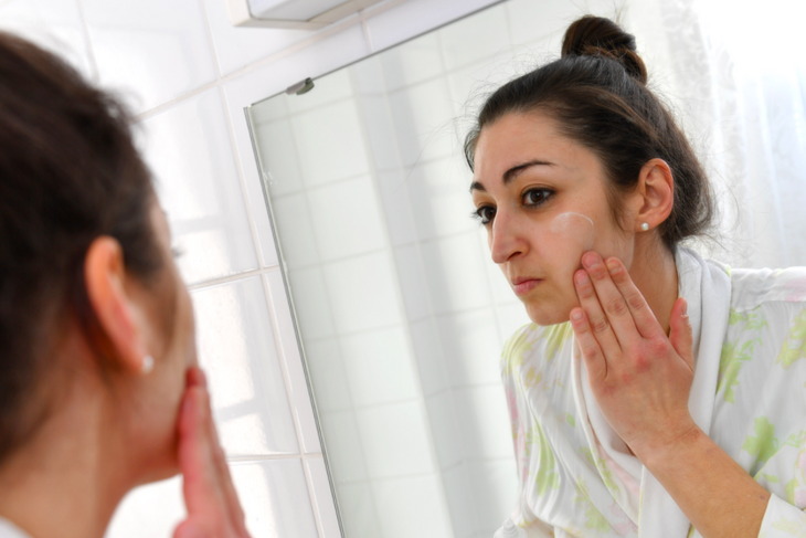 Визажист рассказал, как делать макияж на коже с акне