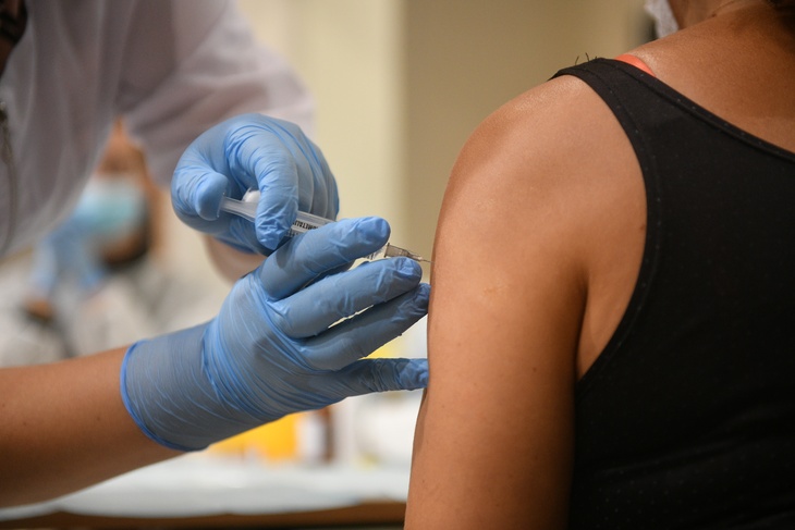 «Ситуация близка к критической»: врач об ужесточении контроля за вакцинацией