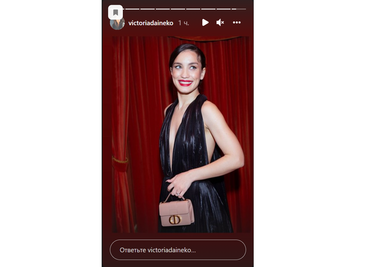 Показала все: Дайнеко выбрала атласное платье с декольте до пупа