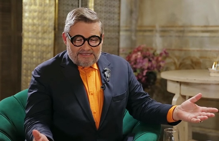 «А если это совершает ваш гость…»: Васильев рассказал, как вести себя в неловкой ситуации