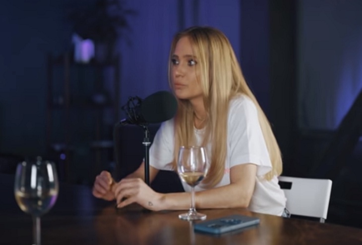 «Сделайте детям место для курения»: Глюкоза заступилась за дочь, которую выгнали из двух школ