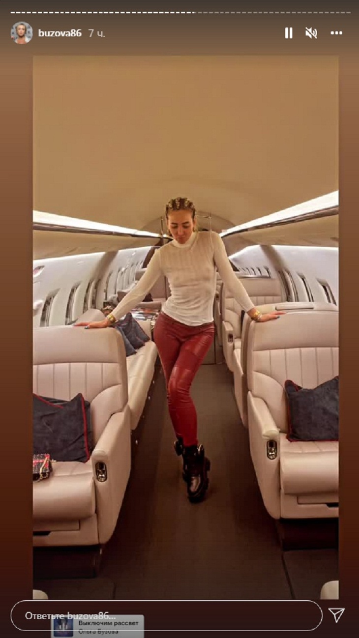 Выглядит массивно: Бузова неудачно утянула бедра в кожаных легинсах