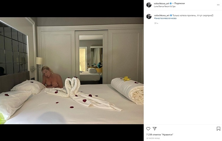 Интимно и загадочно: Волочкова прикрыла прелести ладошками в спальне и отключила комментарии