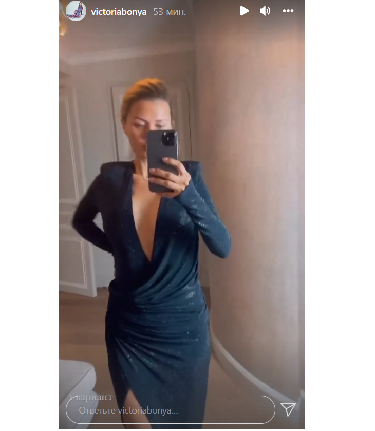 Боня в кожаном платье без стеснения вывалила пышный бюст: видео