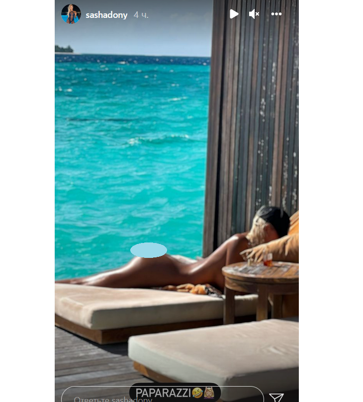 Абсолютная голая Саша Дони «поджарила» на солнце аппетитную попу