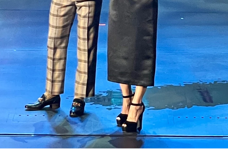 В туфлях на каблуках: Иван Ургант на премии «Женщина года» вышел на сцену в чудаковатом образе 