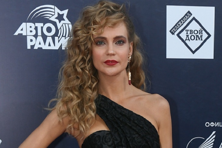 «Грудь хочет выпрыгнуть»: Глюкоза едва прикрыла бюст в пикантном платье