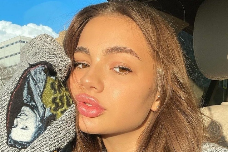 Горячо: Валя Карнавал прижала «сочные дыньки» дерзким бикини