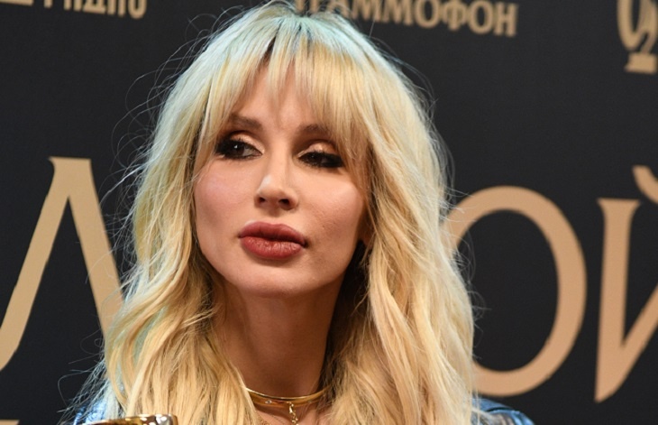 Лобода в тонком золотистом лифе подразнила сосками: видео