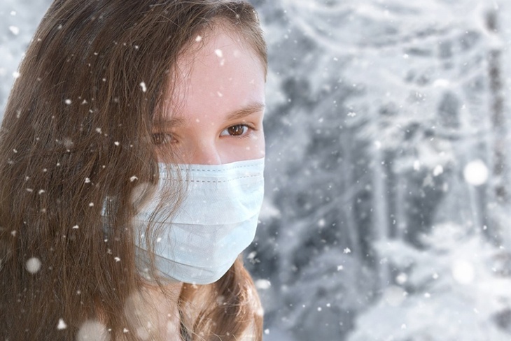 Навредит коже: врач пояснила, чем опасна маска на морозе