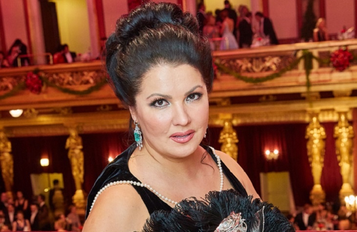 Нетребко впечатлила стройными ножками в коротком платье