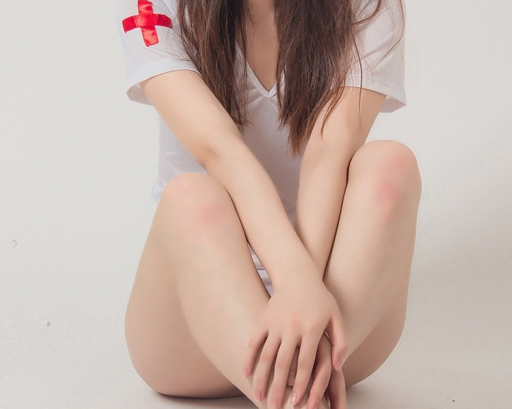 «Топовые дыньки»: девушка-боец Bellator показала прелести в сексуальном наряде медсестры