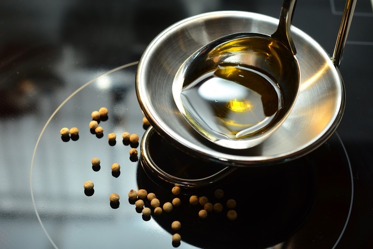 Гастроэнтеролог посоветовал людям с ожирением не увлекаться оливковым маслом