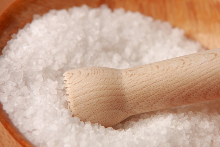 Риск инсульта и инфаркта: чем заменить соль, которая может повышать давление