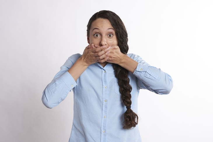 Стоматолог назвал шесть причин зловония изо рта