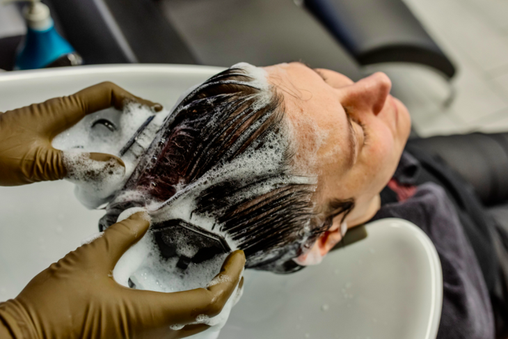 Эксперты поддержали тренд на «обратное мытье» волос