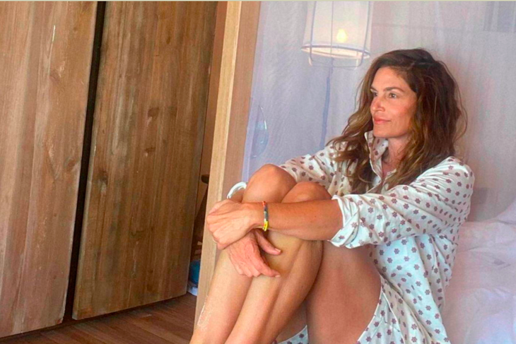 Синди Кроуфорд свела с ума фанатов своими бедрами