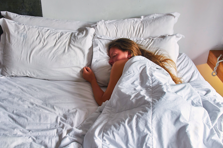 Врач назвал 5 привычек перед сном, которые сохранят молодость