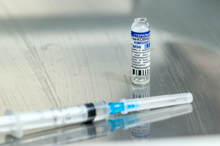 Врачи рекомендуют отказаться от «уколов красоты» во время вакцинации