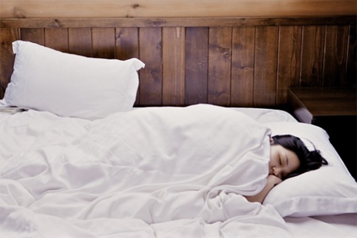 Чтобы не было заломов на лице: врач рассказала, на каких подушках лучше спать