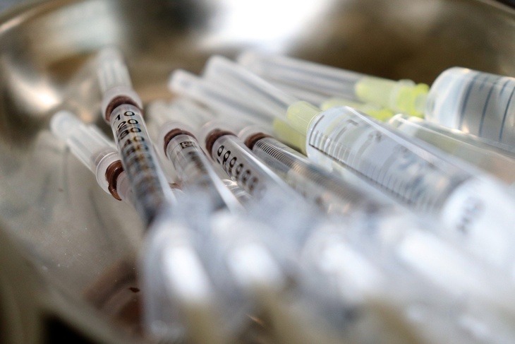 В Минзраве хотят финансово стимулировать медперсонал, занимающийся вакцинацией