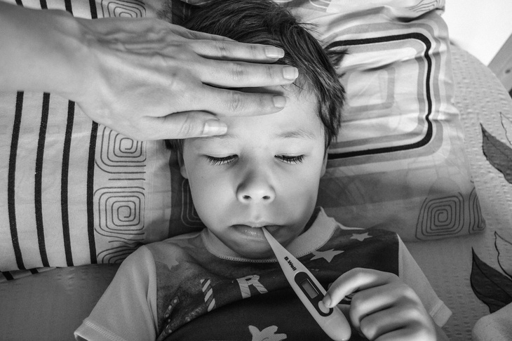 Главная опасность: врач Комаровский назвал срочную причину разбудить ребенка с высокой температурой