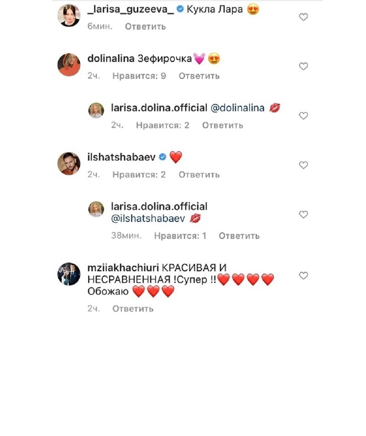 В пышном розовом платье: фанаты сравнили 66-летнюю Долину с куклой Барби