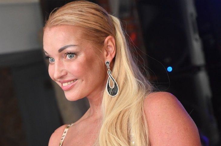 Волочкова в ресторане сыграла на барабанах: видео