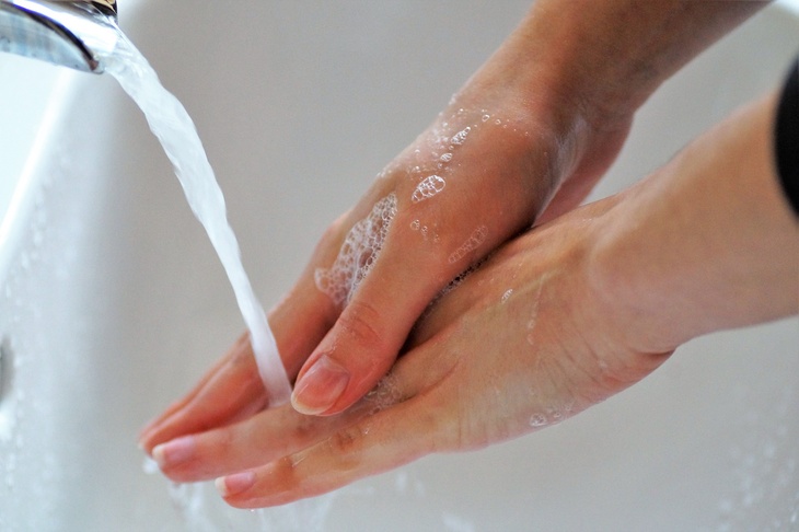 Чтобы не превратились в гадость: названы главные правила бережного мытья рук