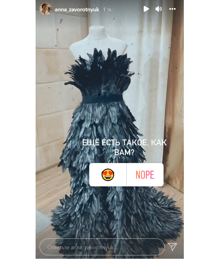 Дочь Заворотнюк стянула пышную грудь тугим корсетом: видео