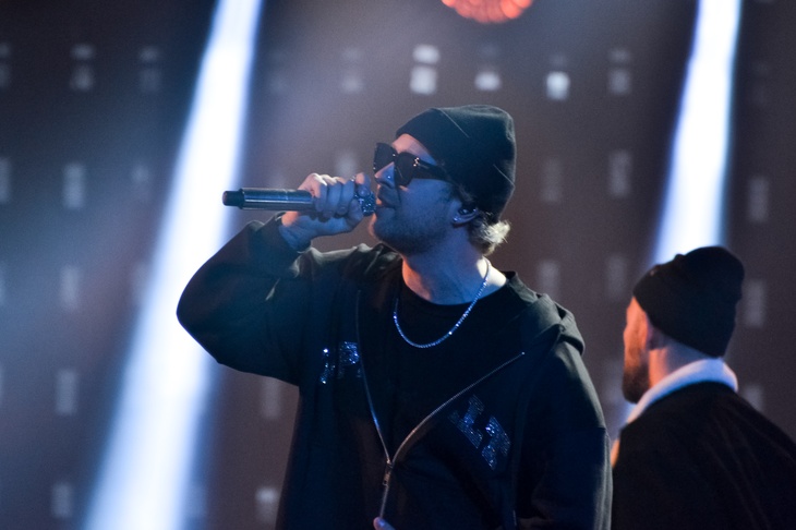 Крид, Бузова, Глюкоза и Кока: звезды шоу-бизнеса рассказали, как отметят новый год и спели песни