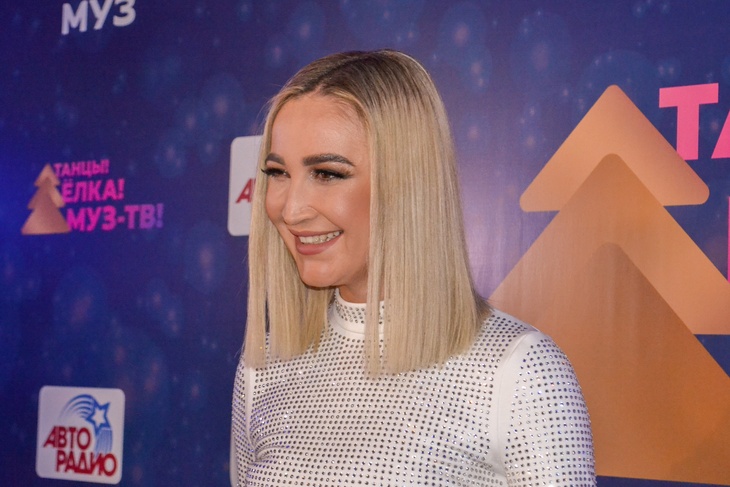 Семенович, Карнавал, Седокова и Лорак померились грудью на съемках новогоднего шоу «МУЗ-ТВ»: фото