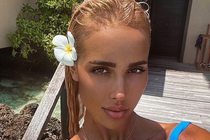 Грудастая любовница Тимати чуть не засветила свой «персик» в микро-шортах