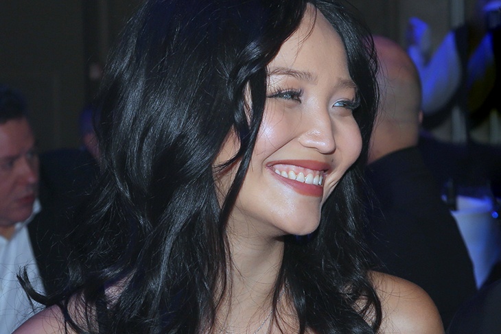 Молодая жена Цекало показала обнаженную сочную грудь